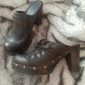 No boundaries heeled clogs